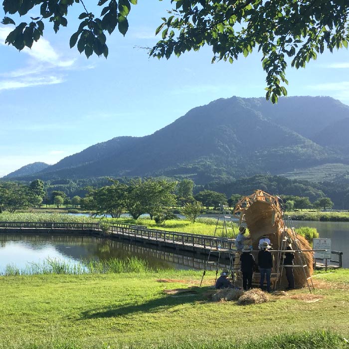 わらアート制作風景