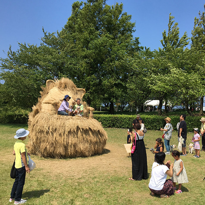 わらアート会場風景