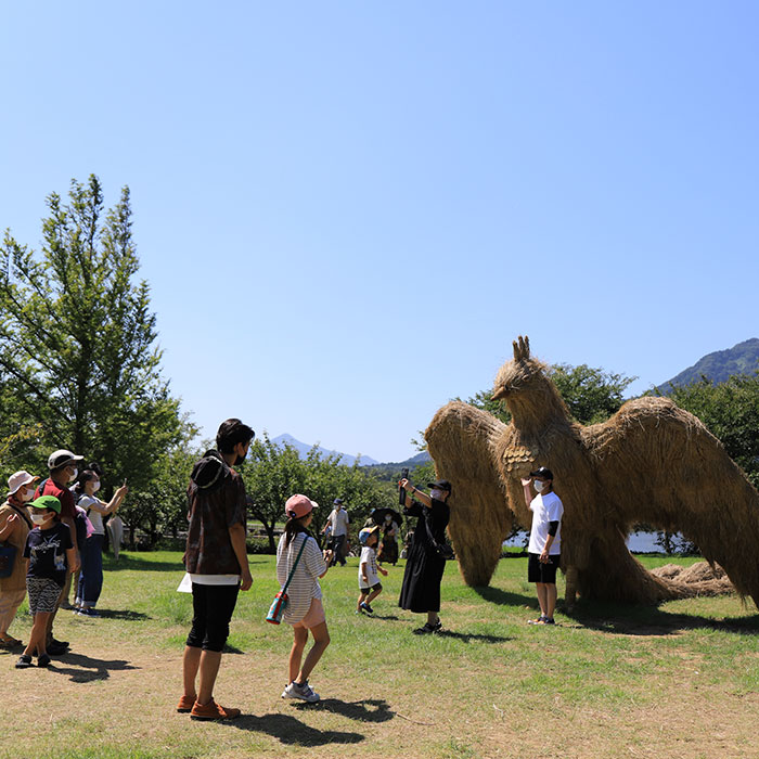 わらアート会場風景